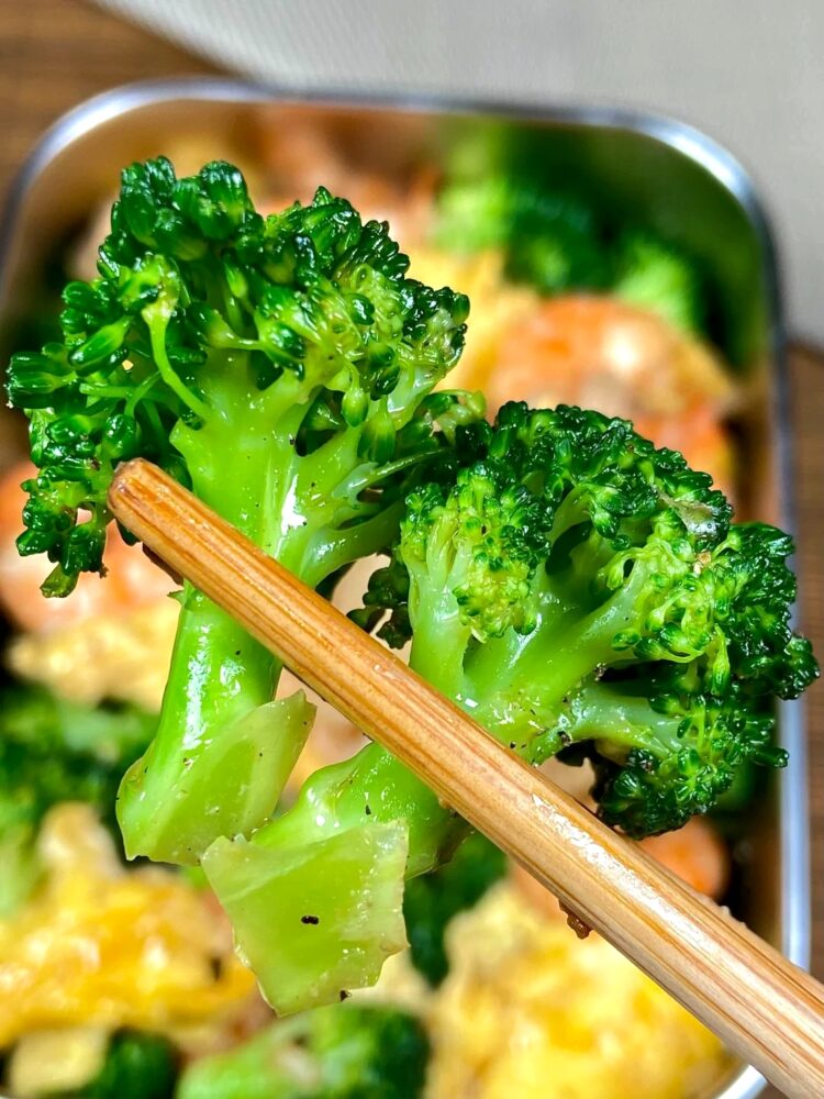 Broccoli is a vegetable that is rich in vitamin C, calcium, iron, dietary fiber, and other nutrients.